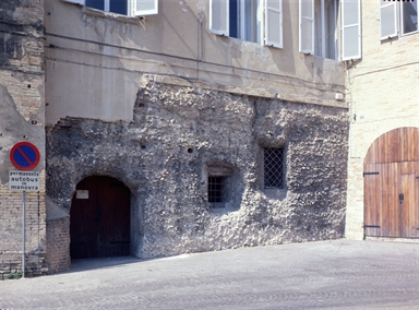 Ingresso alle Cisterne romane da Largo Calzecchi Onesti