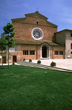 Abbazia cistercense di S. Maria di Chiaravalle di Fiastra, esterno