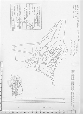 Casa con finestra centinata in cotto del sec.XV