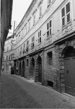 Palazzo in Via Falleroni 58