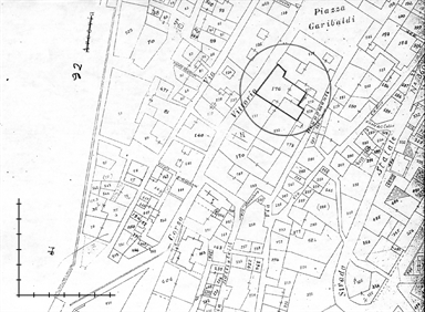 Casa con portale bugnato, due finestre, .. sec.XVI