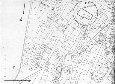 Casa con portale bugnato sec.XVIII