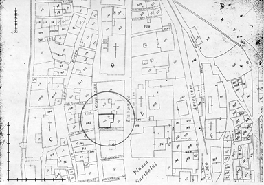 Casa con arco gotico, parzialmente richiuso