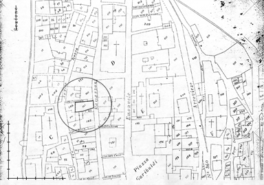 Casa con arco richiuso e portale sec.XV