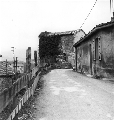 Torrione di cinta delle mura castellane