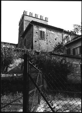Casa con torre colombaia