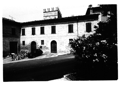 Casa con torre colombaia