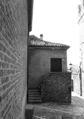 Casa con sottopasso (dietro la )