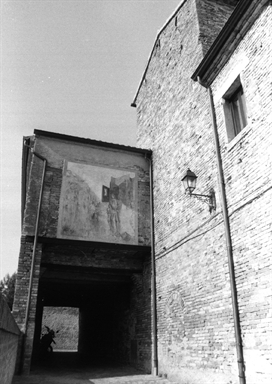 Casa con sottopasso (dietro la )