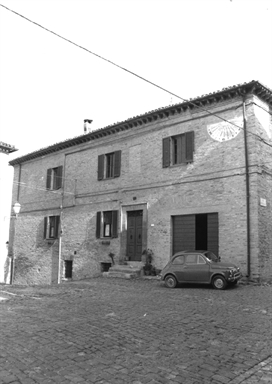 Casa con meridiana in facciata