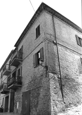 Casa con meridiana in facciata