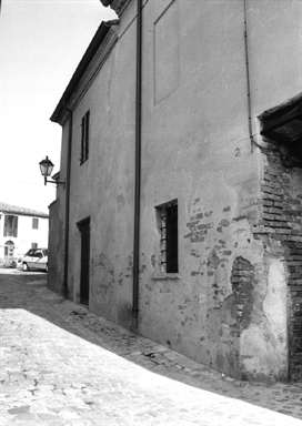 Casa con sottopasso (dietro la )