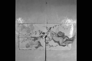 putti alati con rami di rose