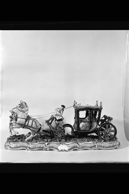 carrozza del secolo XVIII con tiro a due, cocchiere, dama e cavaliere