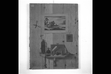 natura morta con oggetti su una mensola e un'incisione