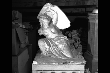 Stamura si ripara con lo scudo