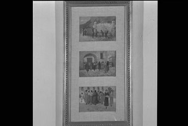 donne in una piazza di paese