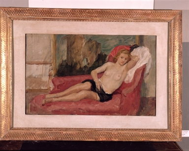 figura femminile seduta seminuda
