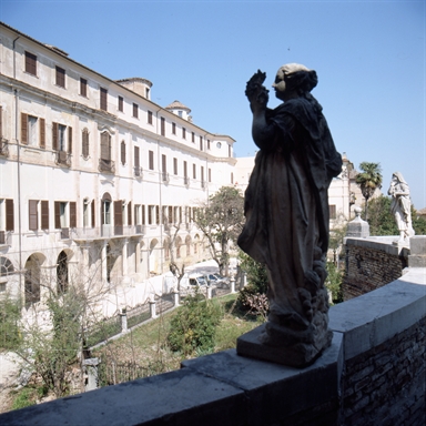 Prospetto interno e sculture ornamentali di Palazzo Pianetti, sede della Pinacoteca Civica