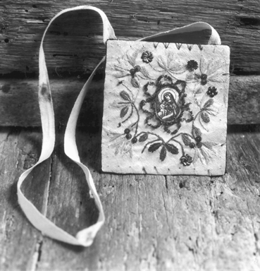 Borsina di tela su cui è stata ricamata un'immagine della Madonna con Bambino