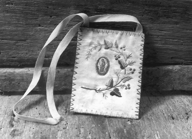 Borsina di tela su cui è stata ricamata un'immagine della Madonna