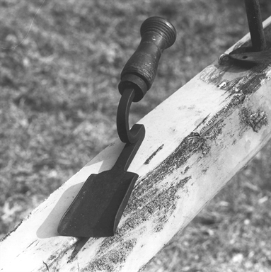 Radimadia di ferro con manico curvo e impugnatura di legno