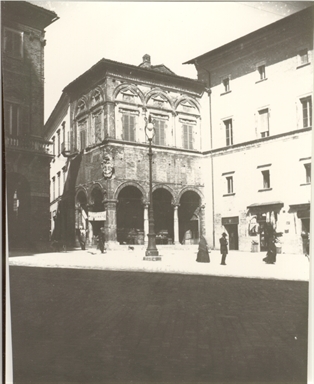 Macerata. Loggia dei Mercanti prima del 1905