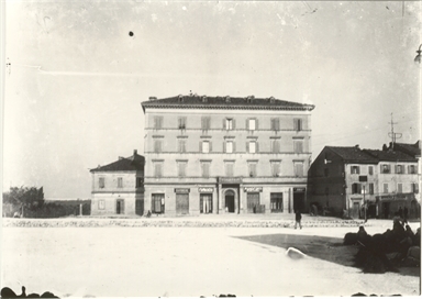 Macerata. Piazza Nazario Sauro e Casa Marchetti