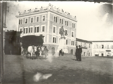 Macerata. Piazza Garibaldi prima del trasferimento della Statua