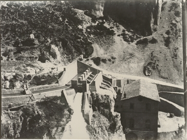 Paesaggio montano con mulino