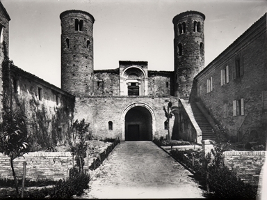 San Claudio al Chienti. Esterno