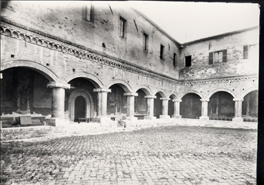 (Tolentino) Basilica di San Nicola. Chiostro