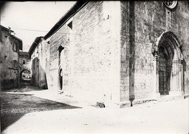 Visso. Facciata e fianco della chiesa di Sant'Agostino