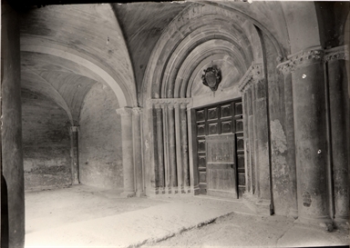 (Abbadia di Fiastra) Portale e atrio