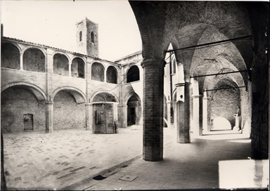 (San Severino Marche) Duomo nuovo. Chiostro