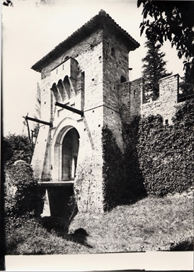 Caldarola. Mura del Castello Pallotta con ponte levatoio