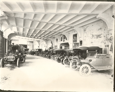 Garage Perogio. Interno (con automobili)