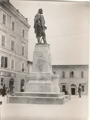 Macerata. Monumento a Garibaldi