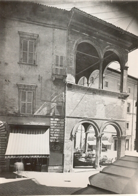 Macerata. Loggia dei Mercanti. Fianco