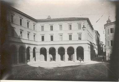 Macerata. Caserma dei Carbinieri e Corso