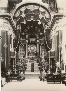 Macerata. (Cattedrale) Altare maggiore parato per le 40 ore