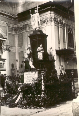 Macerata. (Cattedrale) Tumulo con statue