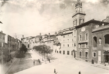 Macerata. Piazza Mazzini