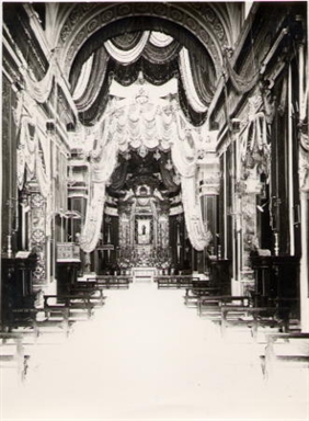 Macerata. Chiesa di San Giovanni. Interno, con addobbo per la festa di S. Antonio da Padova