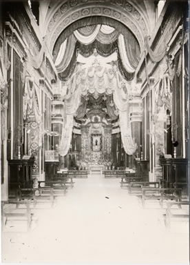 Macerata. Chiesa di San Giovanni. Interno, con addobbo per la festa di S. Antonio da Padova