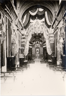Macerata. Chiesa di San Giovanni. Interno, con addobbo per la festa di S. Antonio da Padova