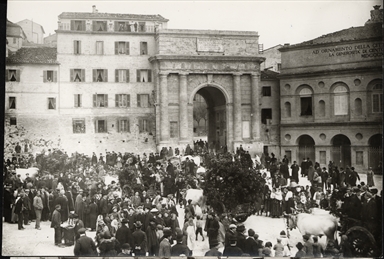 Macerata. Porta Mercato: Carri infiorati per la festa delle matricole