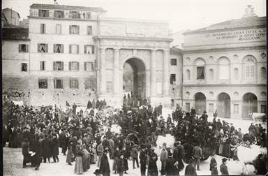 Macerata. Porta Mercato: Carri infiorati per la festa delle matricole