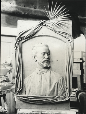 Busto scultoreo a bassorilievo con ritratto maschile