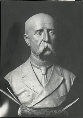 Busto scultoreo con ritratto maschile